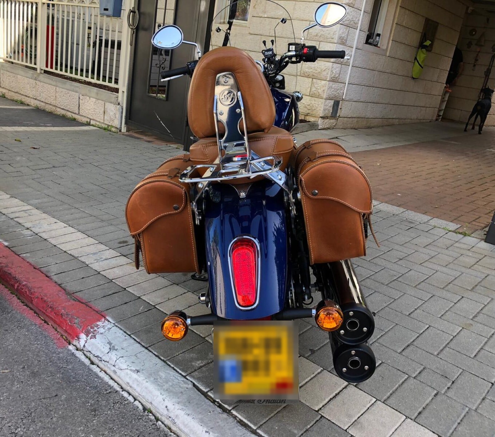 אופנוע אינדיאן מאחור עם תיקים